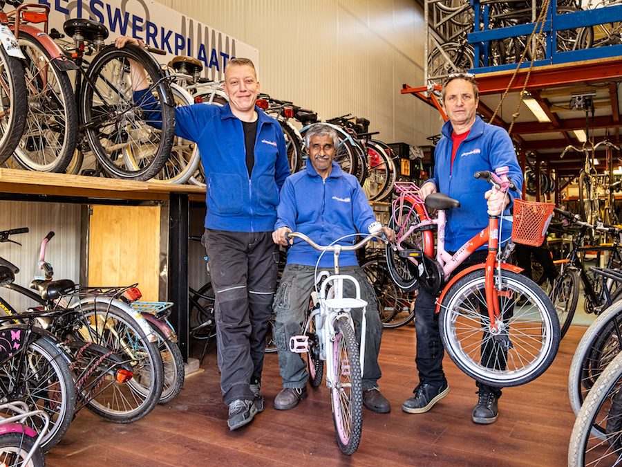 Medewerkers van de Fietswerkplaats, recht Ton Beckers