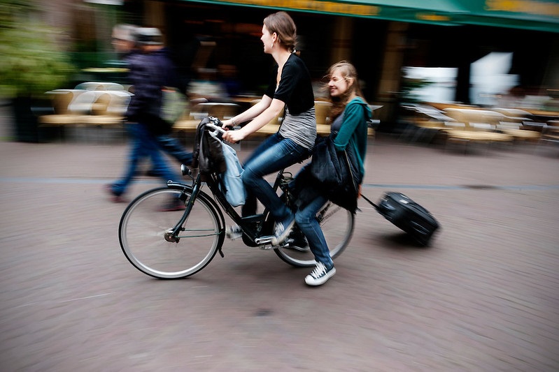 Achterop met koffertje: mag dit