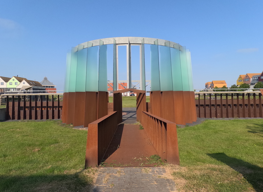 Modern bouwwerk met glas en staal in Stavoren.