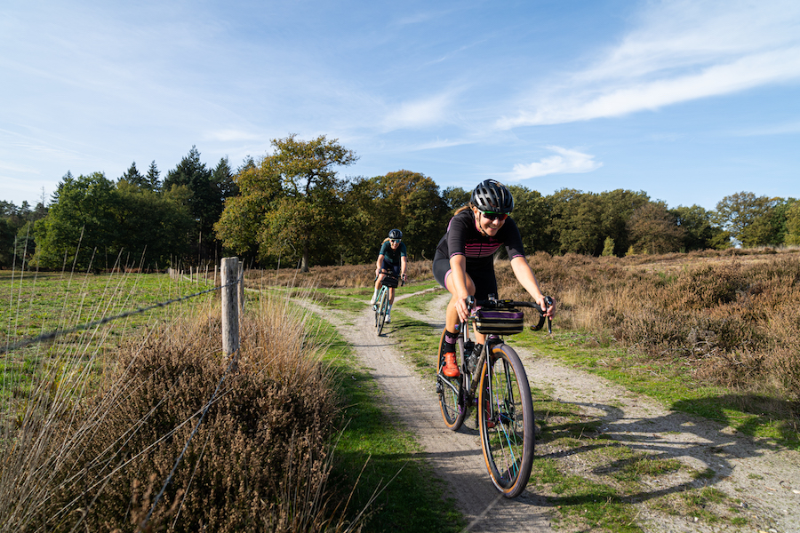 Fietsers op een zandweggetje in het open veld