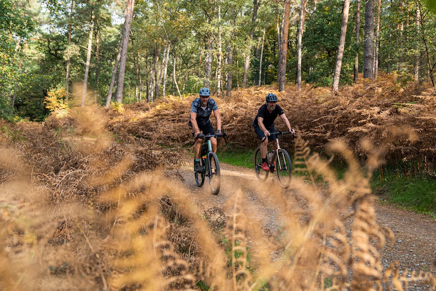 Twee mannen fietsen door het tikje gele groen