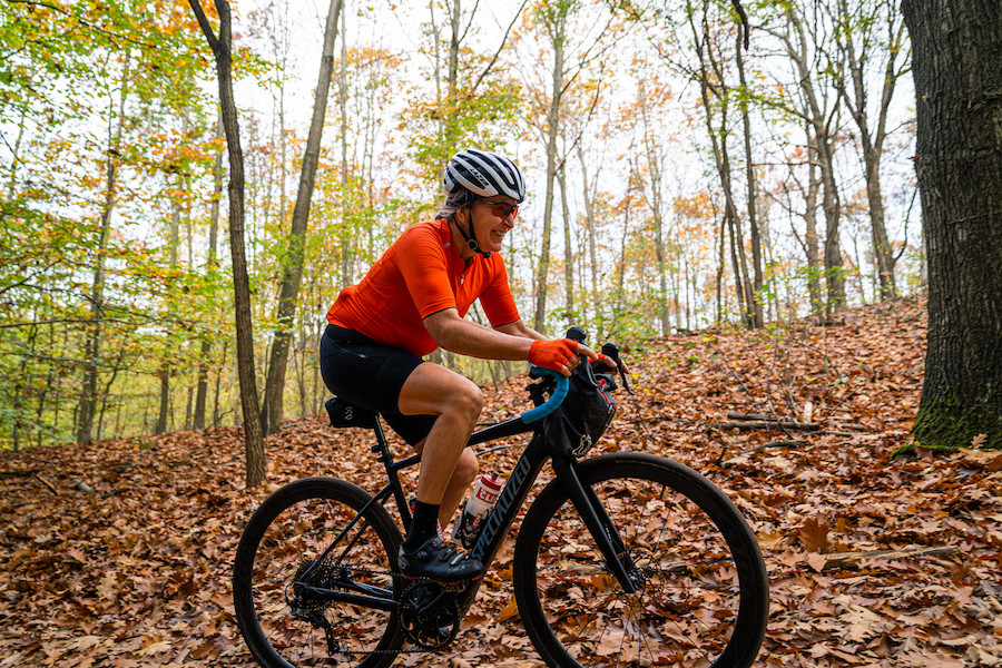 Lachende fietser in rood wielrennersshirt