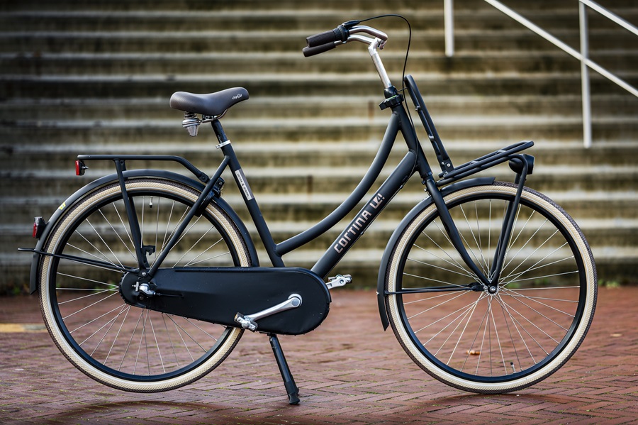 De Cortina transportfiets staat voor trappen te glanzen van nieuwheid.