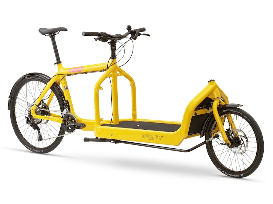 Straks ogende gele fiets met sportieve zit met voor een laag platform om een bak op te plaatsen voor bagae