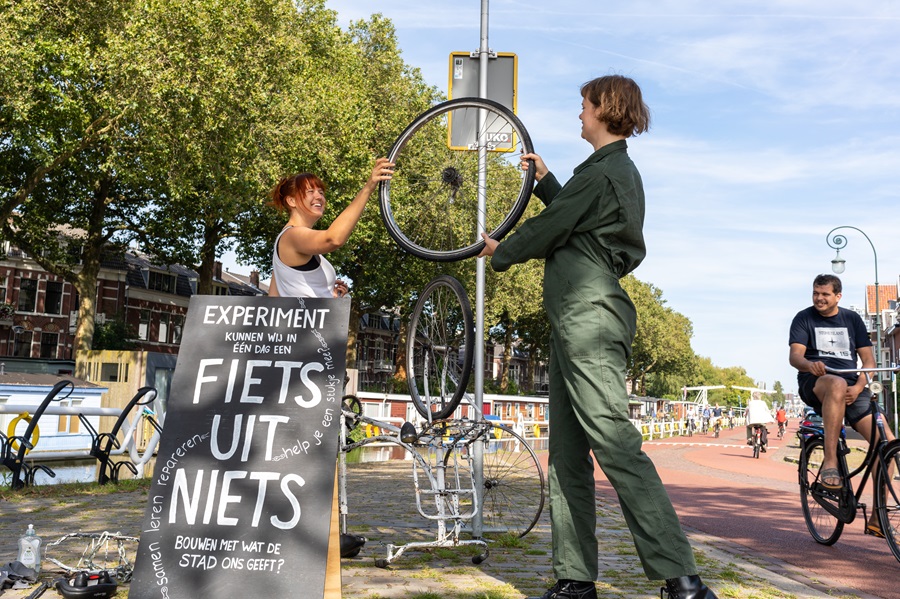 Maartje de Goede (l) en Lisa Strijbosch houden een wiel tussen zich op de Leidse weg in Utrecht.