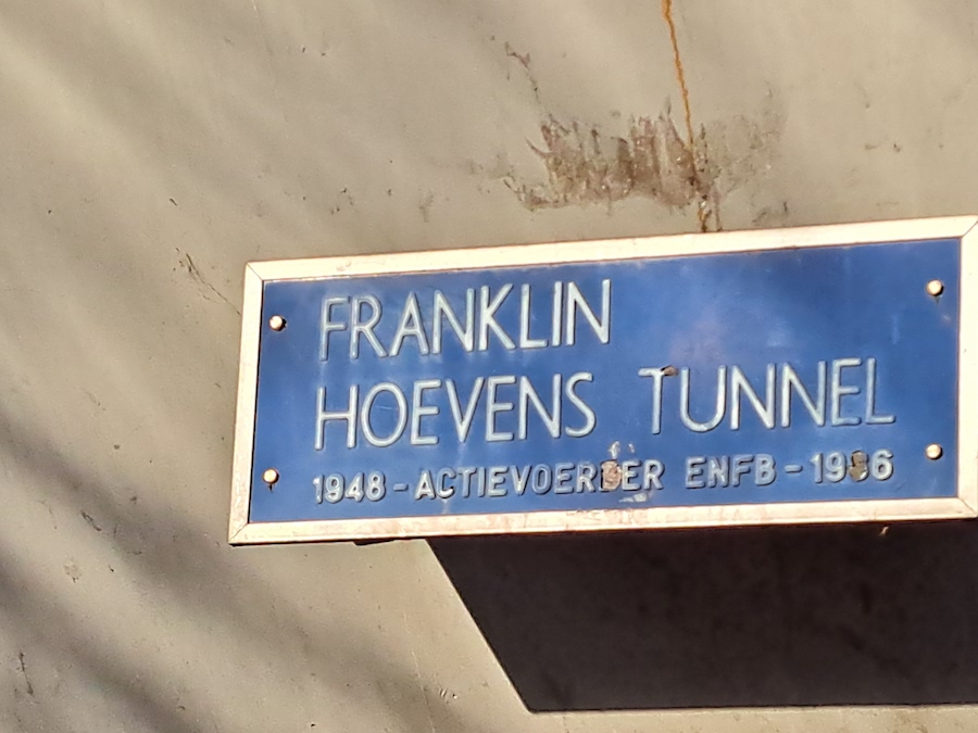 Blauw straatnaambordje met de tekst: 'franklin Hoevenstunnel'