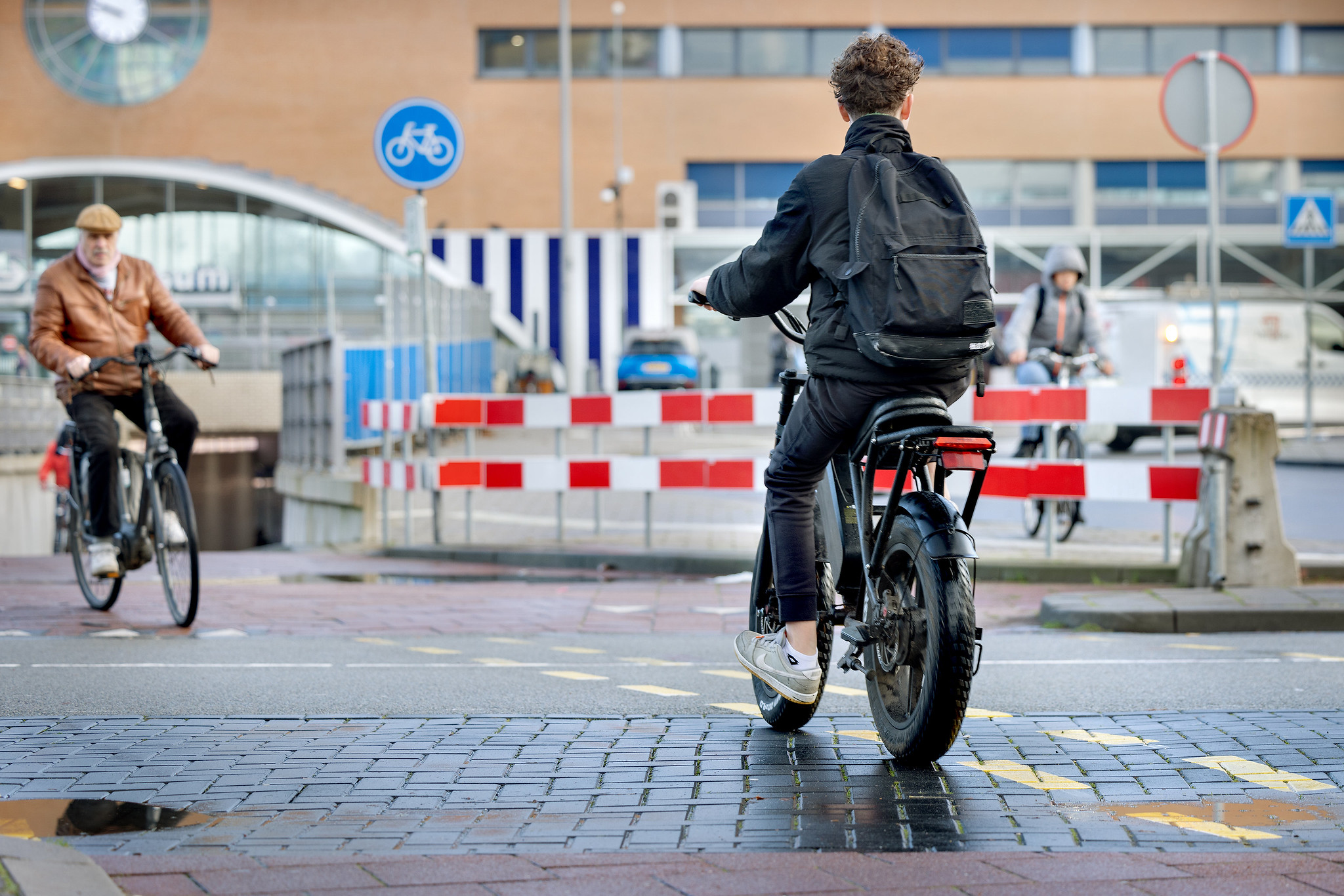 Jongere op fatbike in Hilversum en tegemoetkomende fietser.