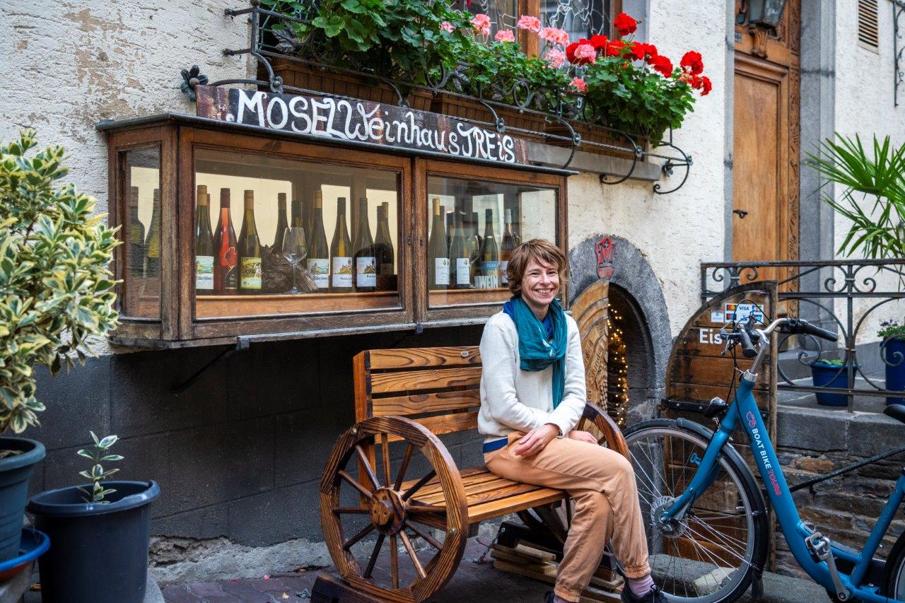 Jessica de Korte pauzeert even tijdens de fietstocht langs de Moezel.