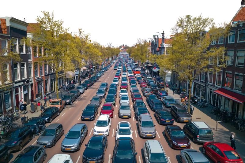 Actiebeeld van de Week van de Rechtvaardige Straat met een weg in de stad die vol staat met auto's