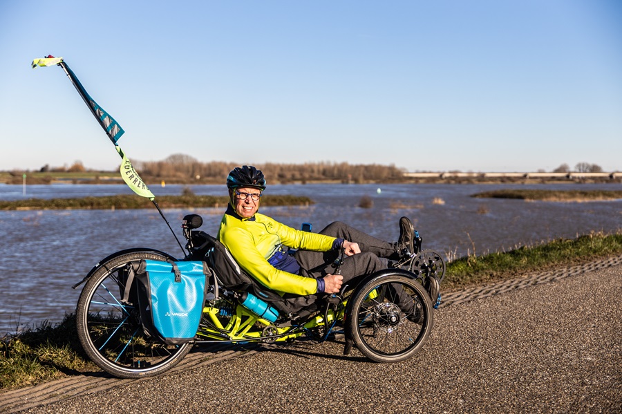 Ligfietser Sebastiaan van Dijk op een rustig pad langs het water in Culemborg
