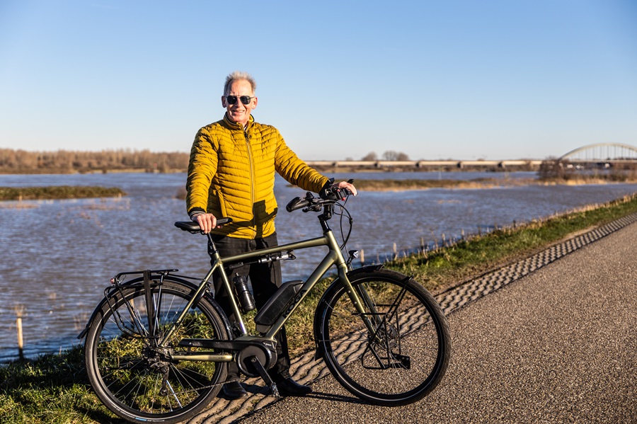 e-biker Cees van Niel op een leeg pad langs het water