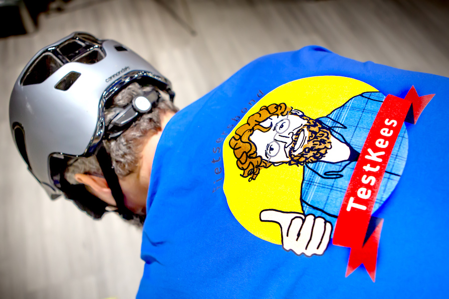 Het T-shirt van kees Bakker met een cartoon van zijn hoofd en de tekst 'TestKees'
