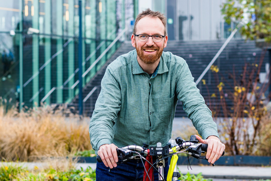 Portret van Daan van der Burgh, vrijwilligerscoördinator bij de Fietsersbond