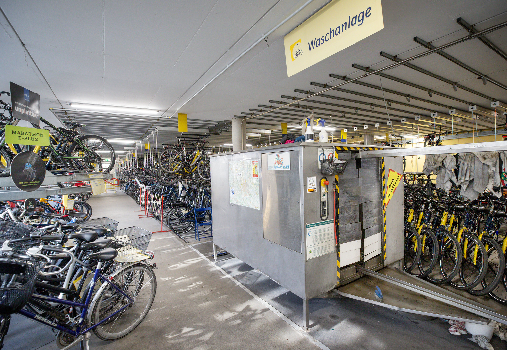 Container in fietsenstalling met de tekst 'Waschanlage'