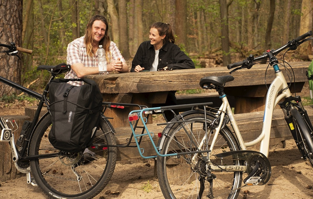 Bij een picknicktafel staat een fiets met lange bagagedrager
