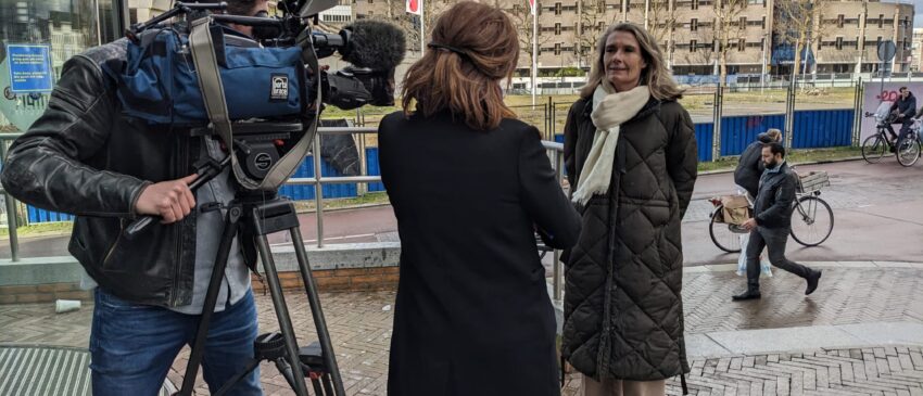 Cameraman filmt Esther van Garderen terwijl zij wordt geïnterviewd door een verslaggeefster.