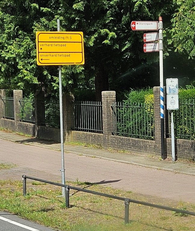 Omleidingsbord met opties voor zowel verhard fietspad als onverhard fietspad