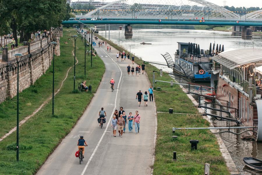Fietsers en wandelaars langs de Wisla rivier in Krakau.