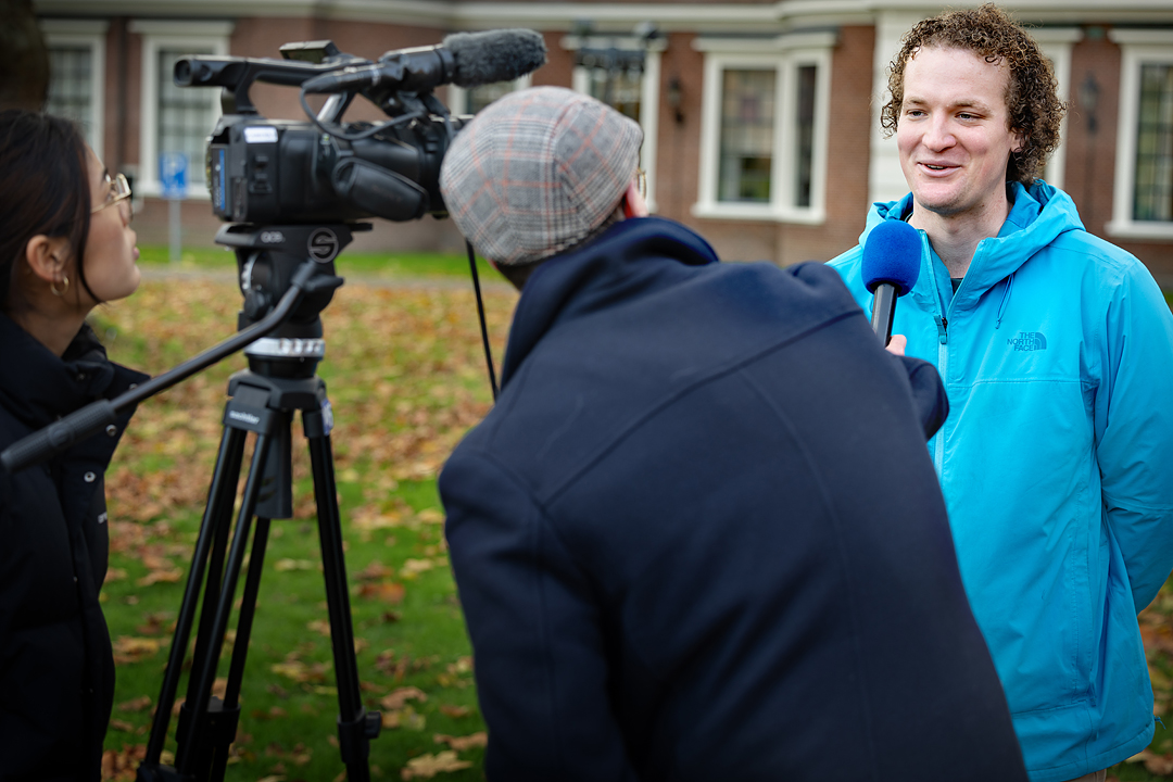 Ross Goorden van de Fietsersbond wordt geïnterviewd en gefilmd door een verslaggever en cameravrouw.