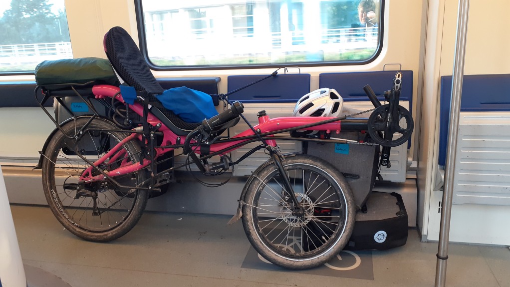Roze fiets in trein