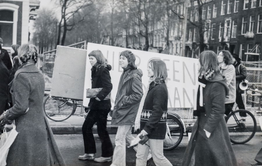 Foto van een protest in 1979 op de Wibautstraat tegen het gevaarlijke verkeer.