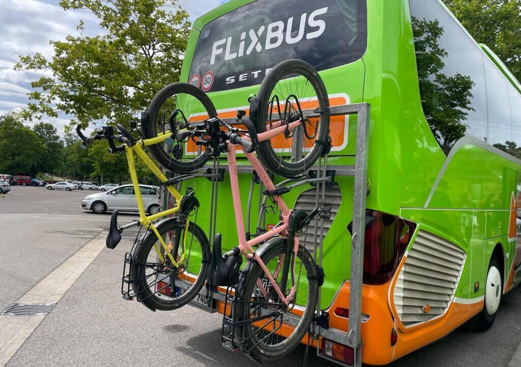 Twee fietsen op een achterdrager op een Flixbus