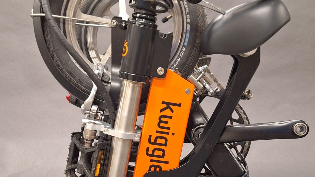 Kwiggle vouwfiets in elkaar gevouwen tot een compact pakket