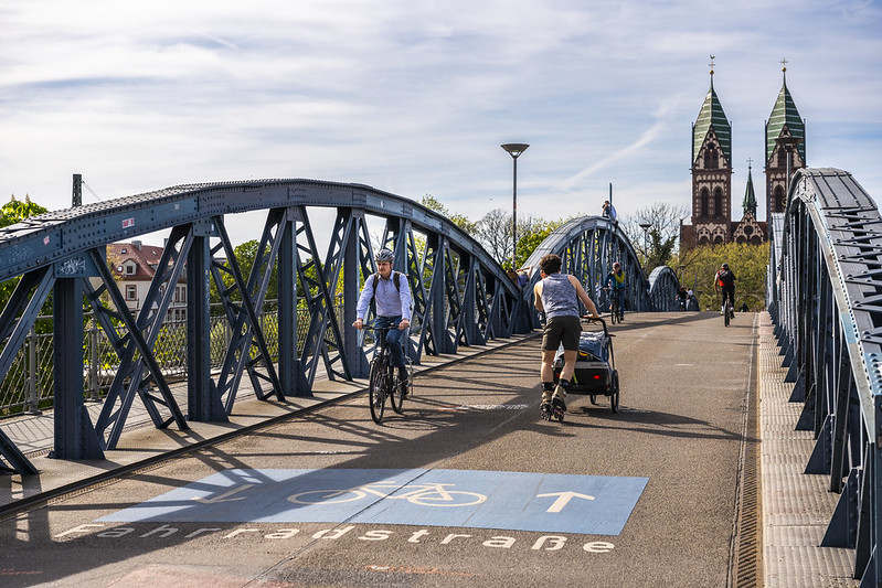 Fietsbrug met een paar fietsers.