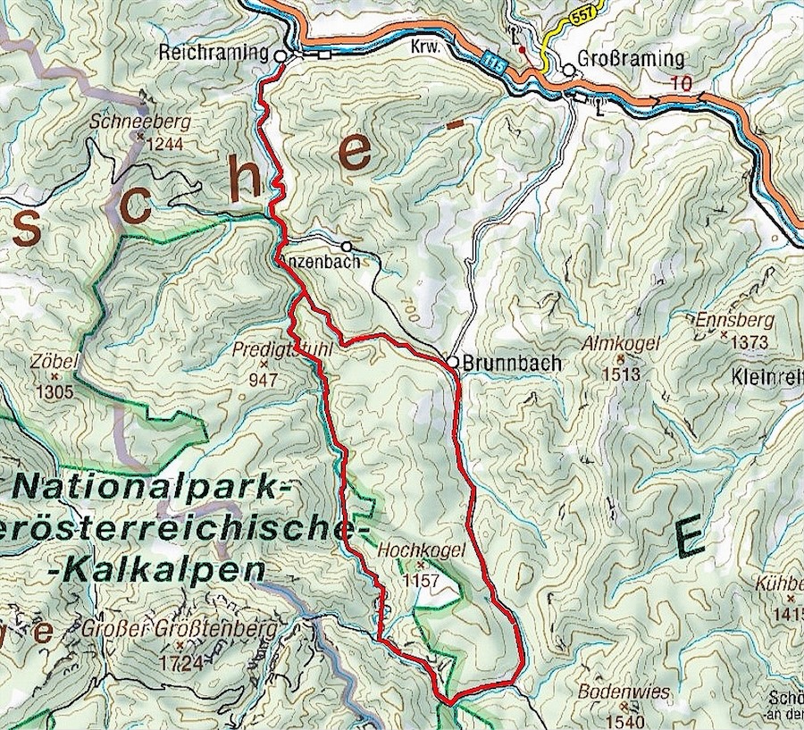Kaart met hoogtelijnen en route.