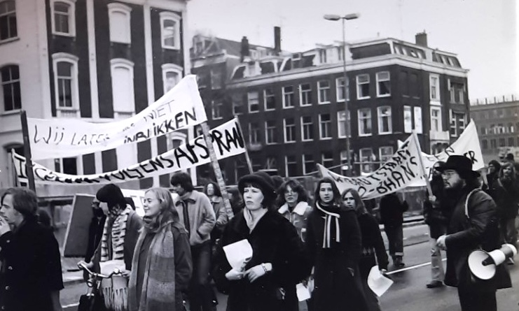 Zwart/wit-foto van demonstranten tegen de inrichting van Wibautstraat als verkeersas.