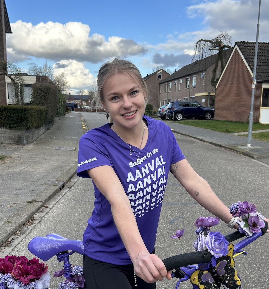 Jonge vrouw met op haar paarse T-shirt de tekst: 'Samen in de aanval, aanval, aanval.'