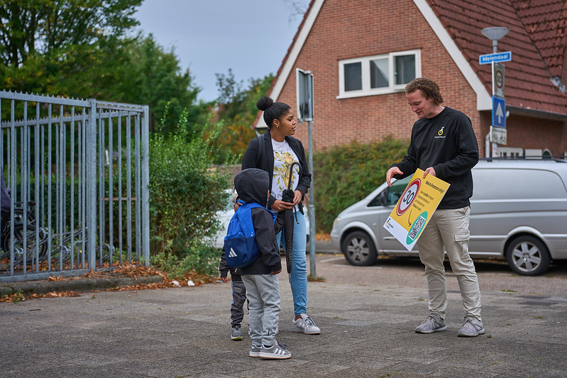 Leden en vrijwilligers van de Fietsersbond vragen omwonenden en voorbijgangers de petitie te ondertekenen.