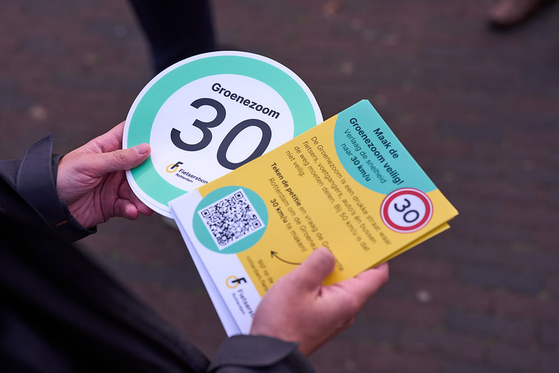 Actiematerialen van de Fietsersbond: 30 km per uur sticker met groene rand en flyer met qr-code naar de petitie