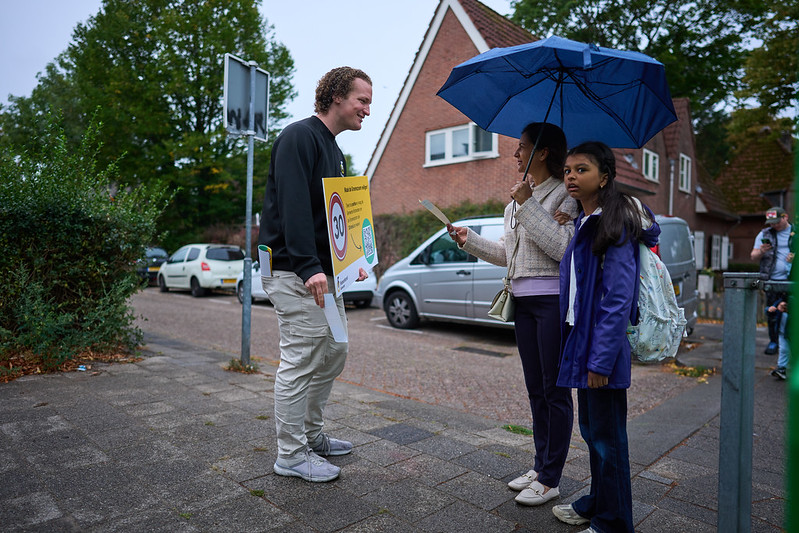 Leden en vrijwilligers van de Fietsersbond vragen omwonenden en voorbijgangers de petitie te ondertekenen.