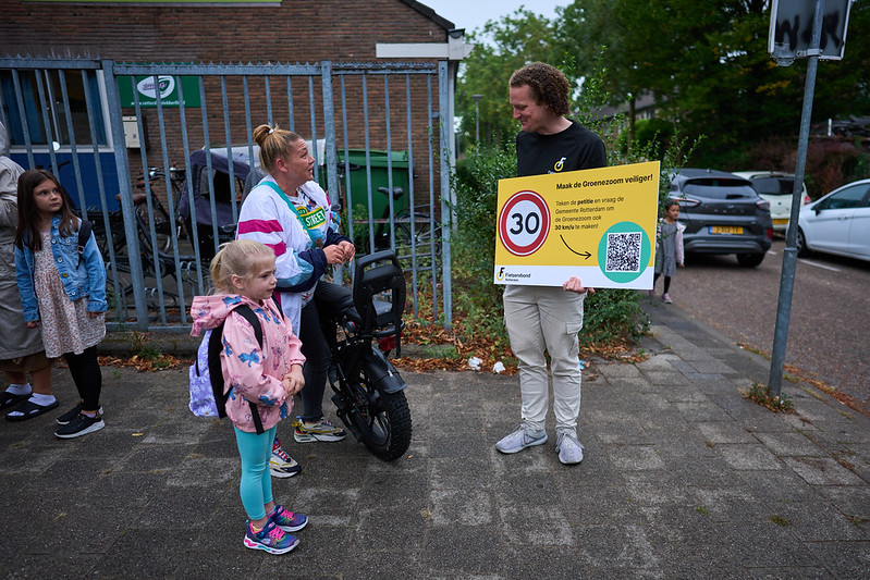 Leden en vrijwilligers van de Fietsersbond vragen omwonenden en voorbijgangers de petitie te ondertekenen.