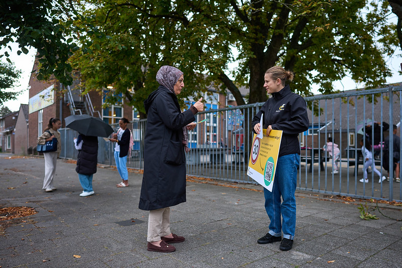 Leden en vrijwilligers van de Fietsersbond vragen omwonenden en voorbijgangers de petitie te ondertekenen.