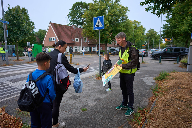 Leden en vrijwilligers van de Fietsersbond vragen omwonenden en voorbijgangers de petitie te ondertekenen.