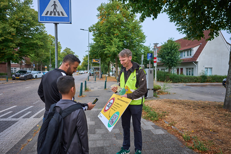 Leden en vrijwilligers van de Fietsersbond vragen omwonenden en voorbijgangers de petitie te ondertekenen.