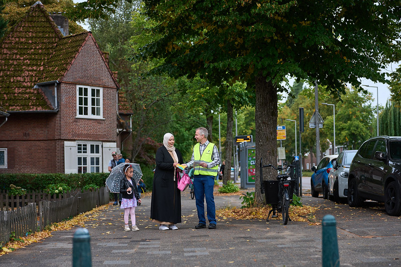 Leden en vrijwilligers van de Fietsersbond vragen omwonenden en voorbijgangers de petitie te ondertekenen.