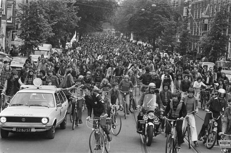 Landelijke fietsdemonstratie in Amsterdam. Fietsers op de Rozengracht. 4 juni 1977. Foto: Rob Bogaerts/Anefo.