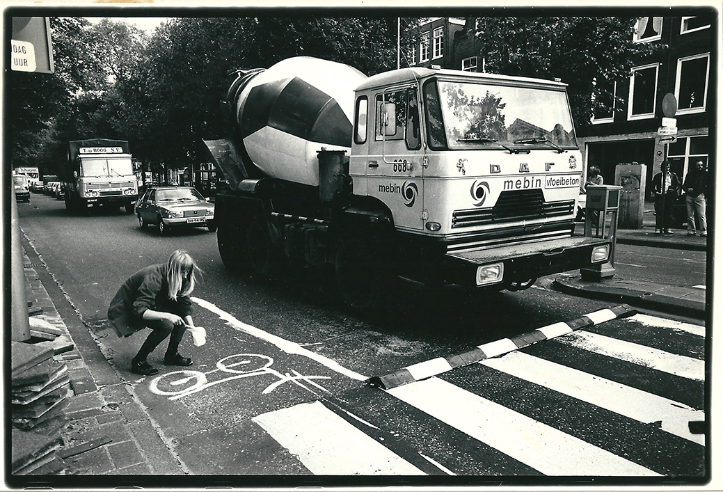 Actievoerder schildert fietsstrook op de weg. © Archief Fietsersbond
