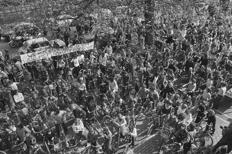 Schoolkinderen op de fiets naar Hoofddorp uit protest tegen uitblijven fietspaden in Haarlemmerbuurt, 1978. Foto Bert Verhoeff/ Anefo