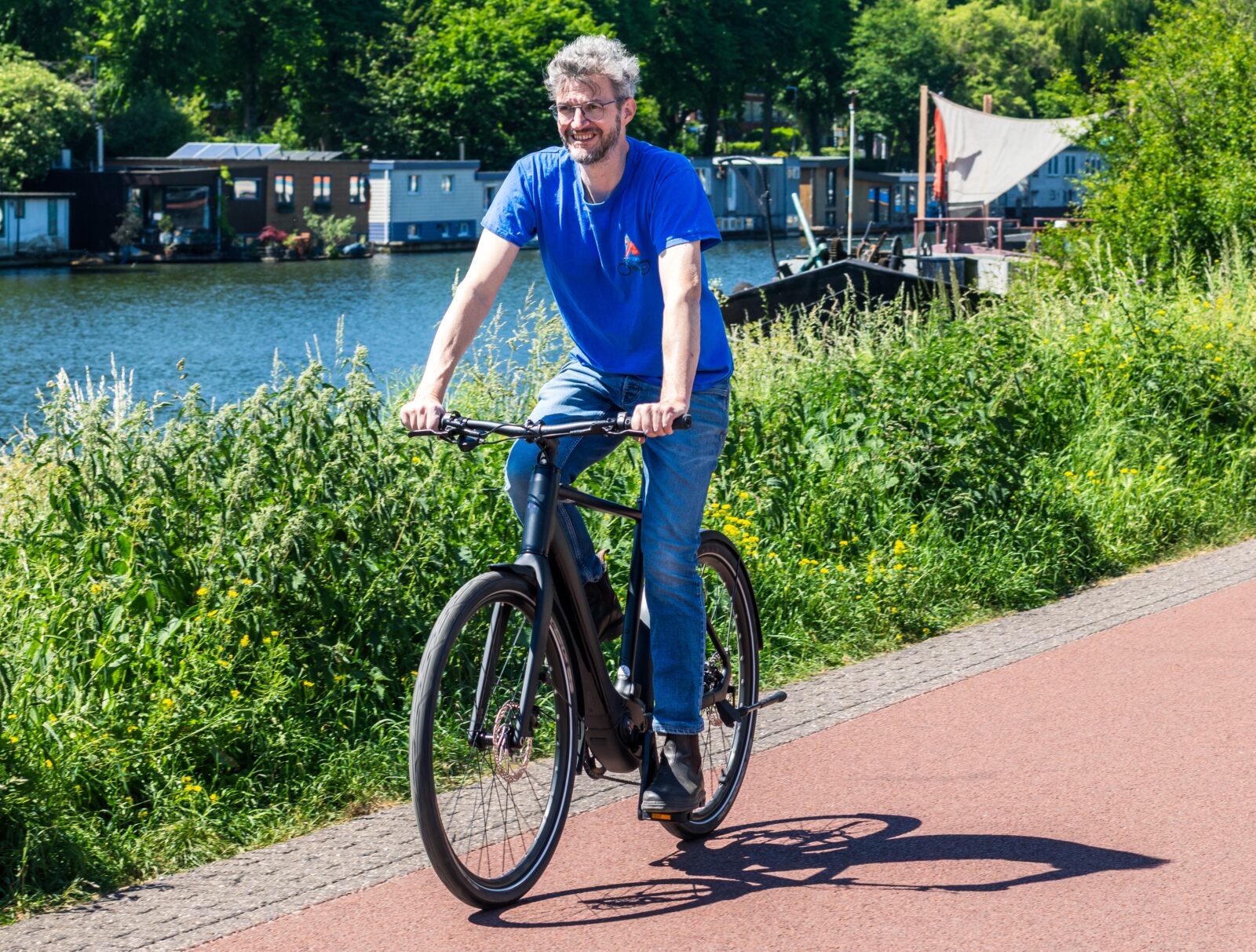 TestKees op een elektrische fiets langs het kanaal.
