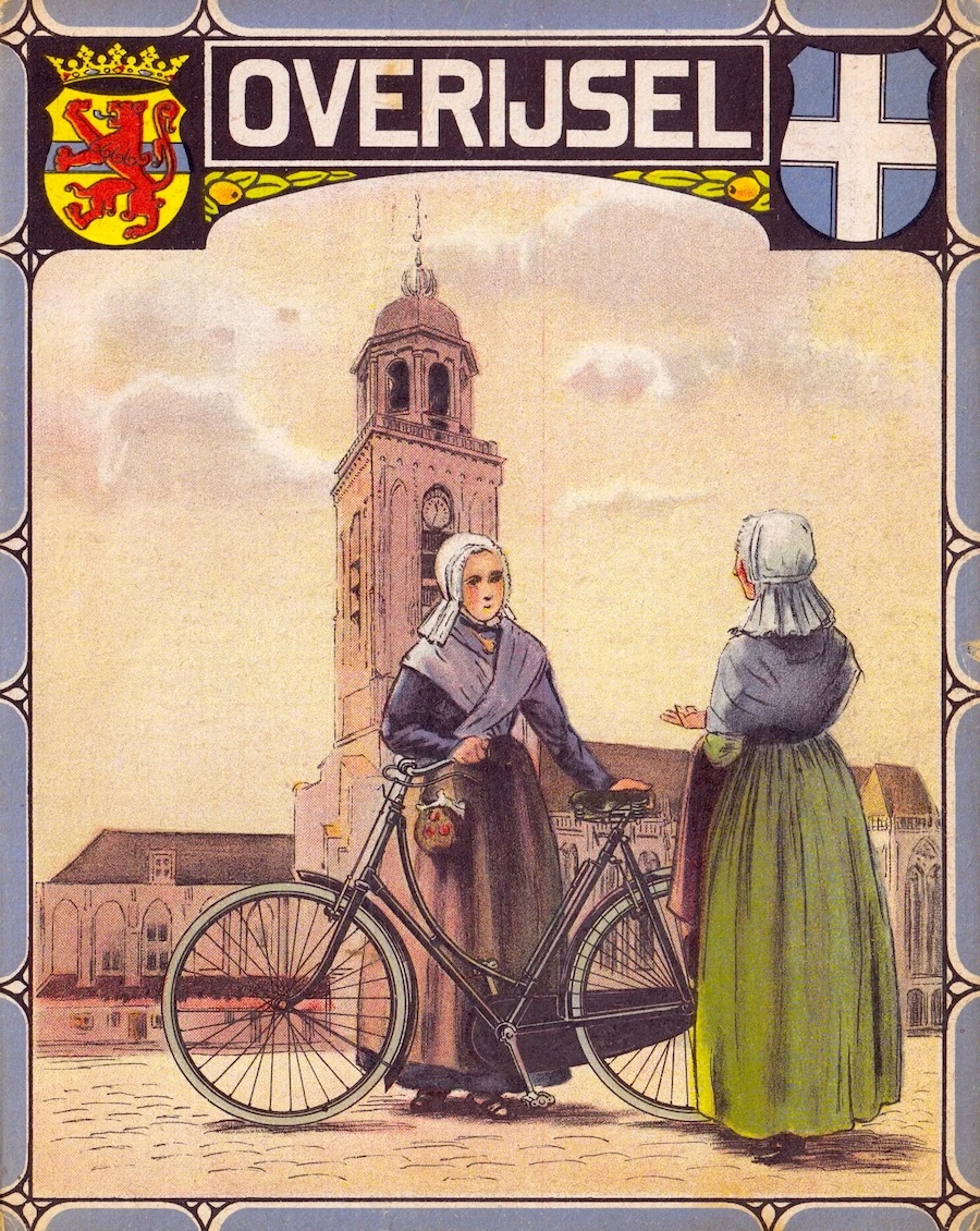 Omslag van de fietsroutekaart van Overijsel met wtee vrouwen in klederdracht voor de toren van de Lebuineskerk in Deventer.
