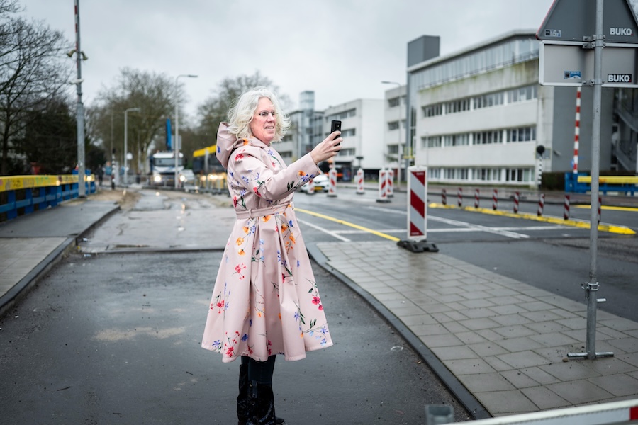 Gisela van Blokland fotografeert verkeerssituatie in Utrecht temidden van verkeersborden