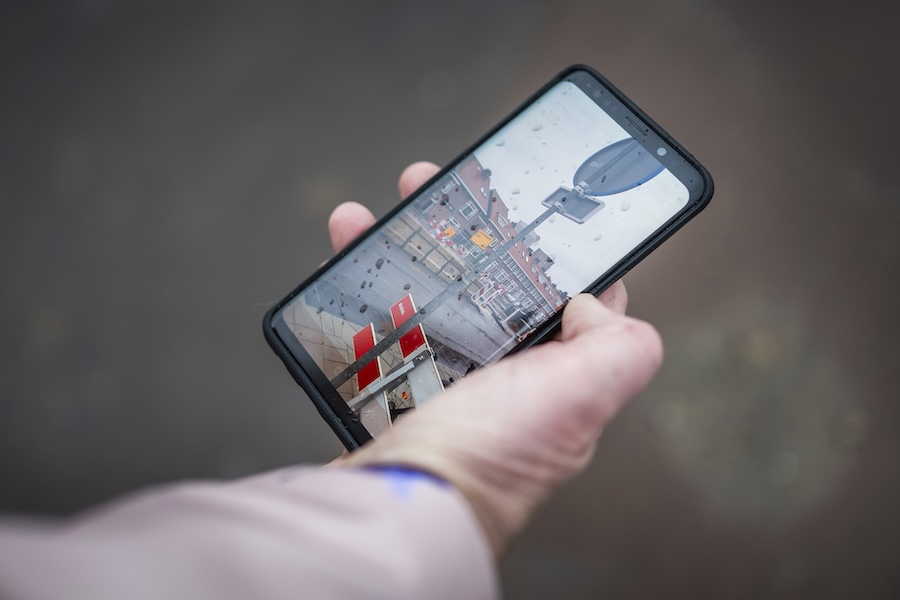 Beeld van verkeerssituatie op het scherm van een mobieltje.