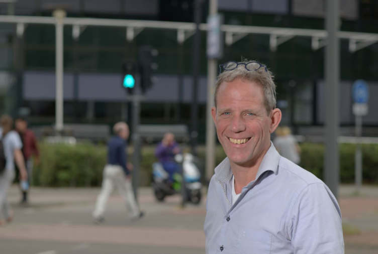 Portret van lachende man met bril in het haar.