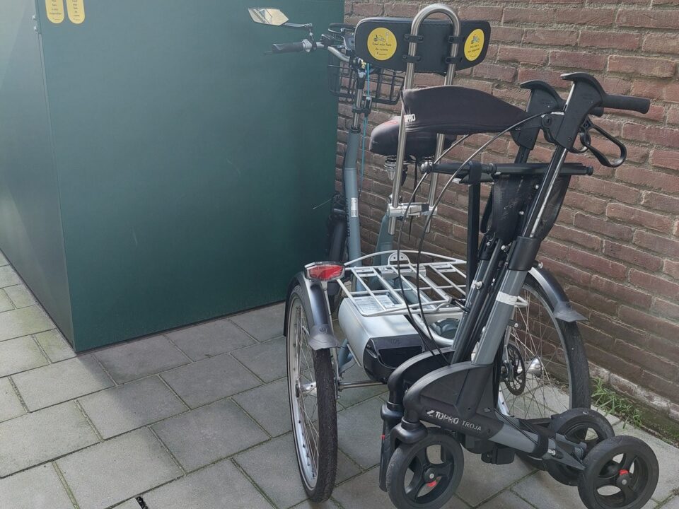 Aangepaste fiets met stickers Mijn fiets is mijn hulpmiddel erop