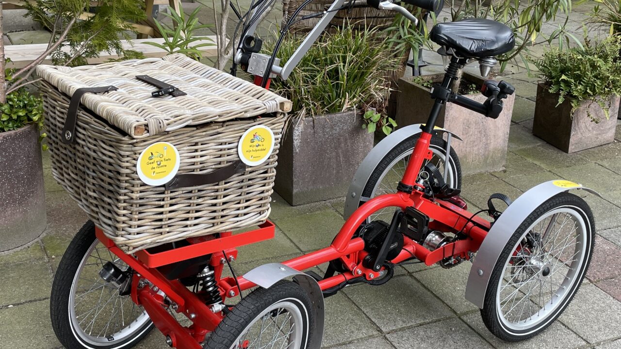 Vierwielfiets met stickers Mijn fiets is mijn hulpmiddel erop