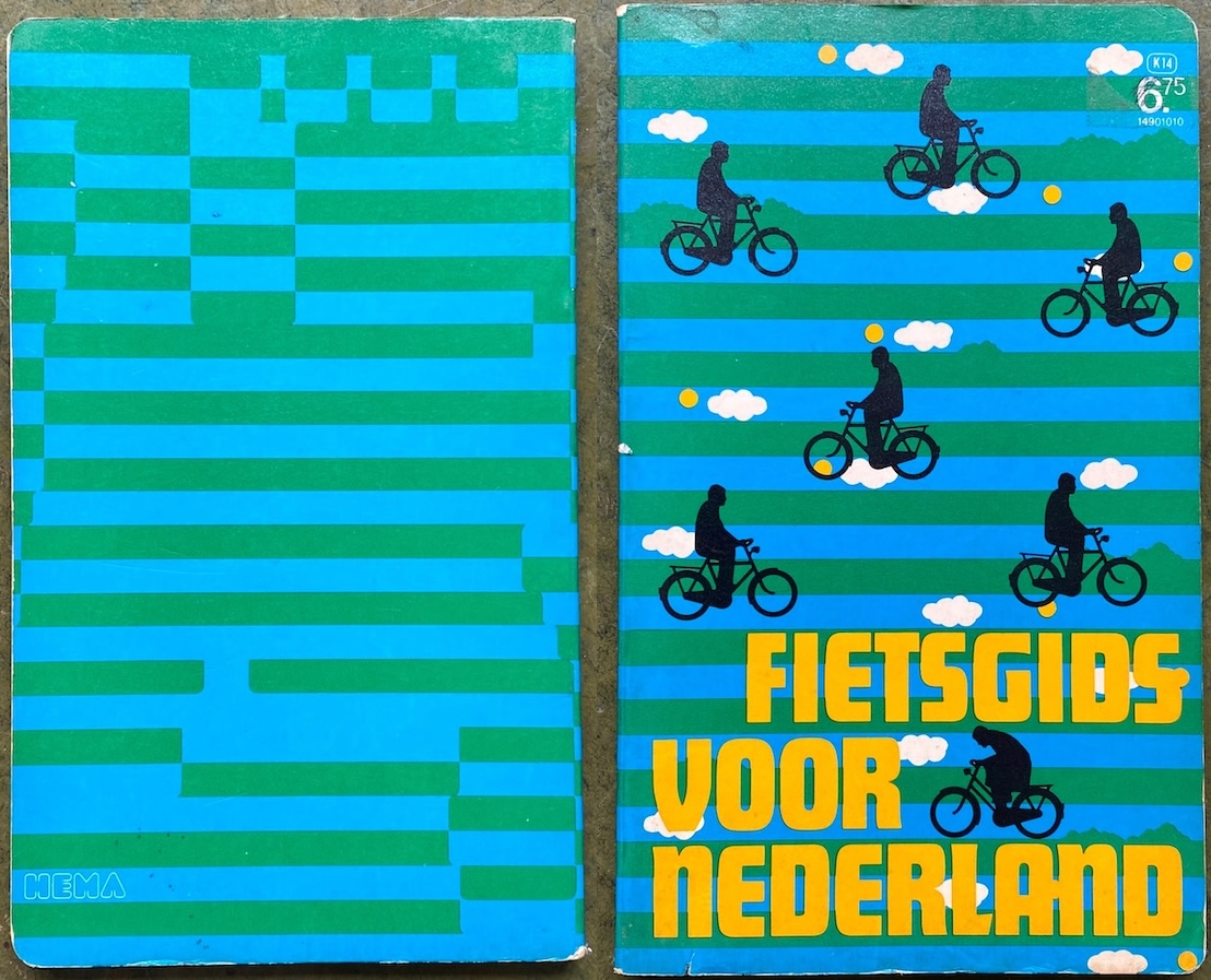 Omslag van de fietsgids met blauwe en groene verticale strepen en fietsjes.
